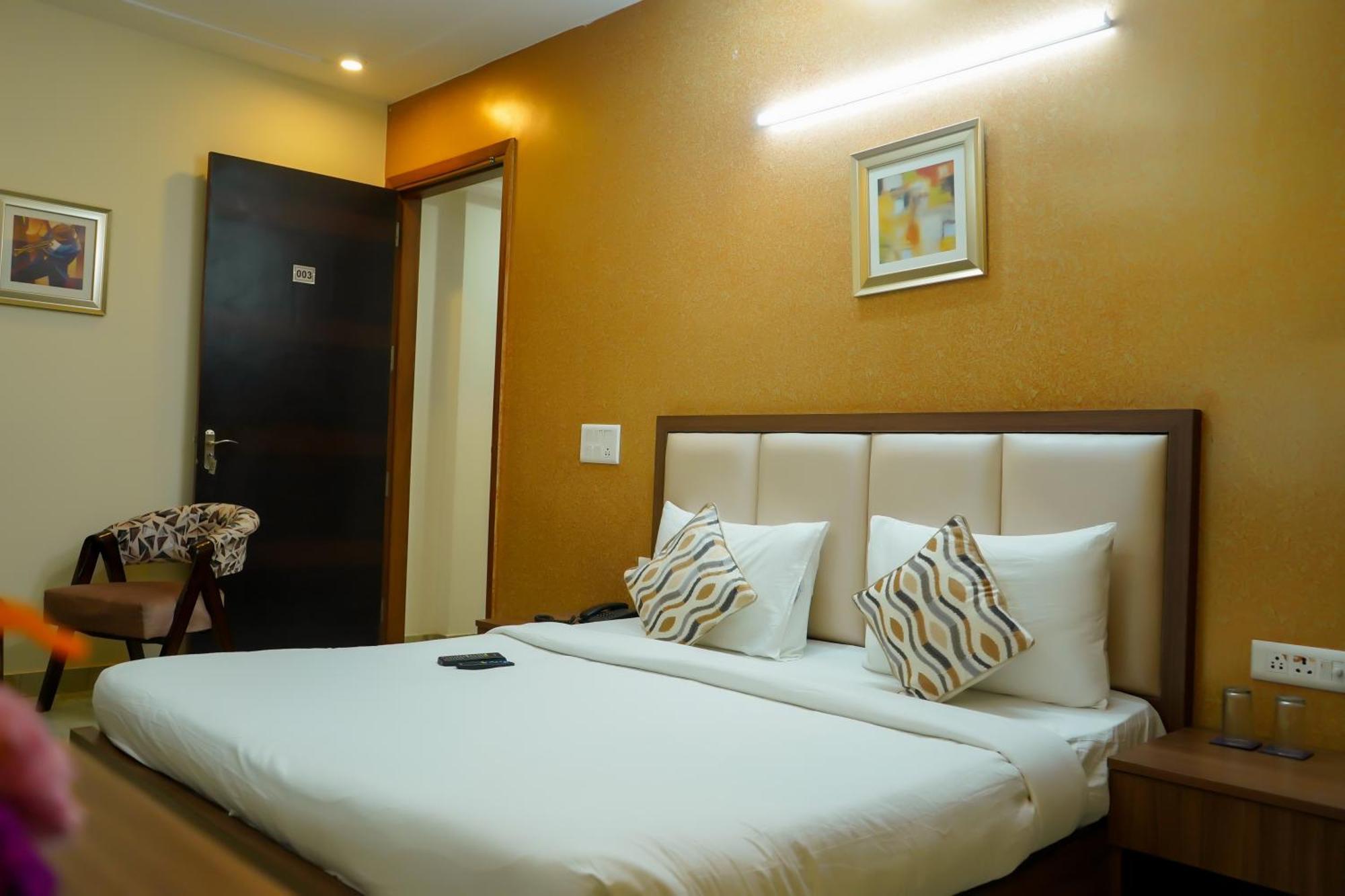 Hotel The Luxe 18 - Golf Course Road Gurgaon Dış mekan fotoğraf
