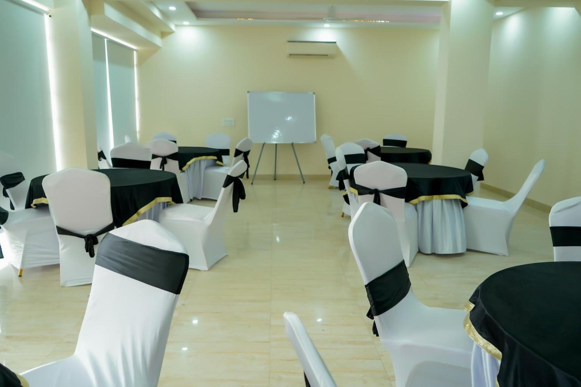 Hotel The Luxe 18 - Golf Course Road Gurgaon Dış mekan fotoğraf