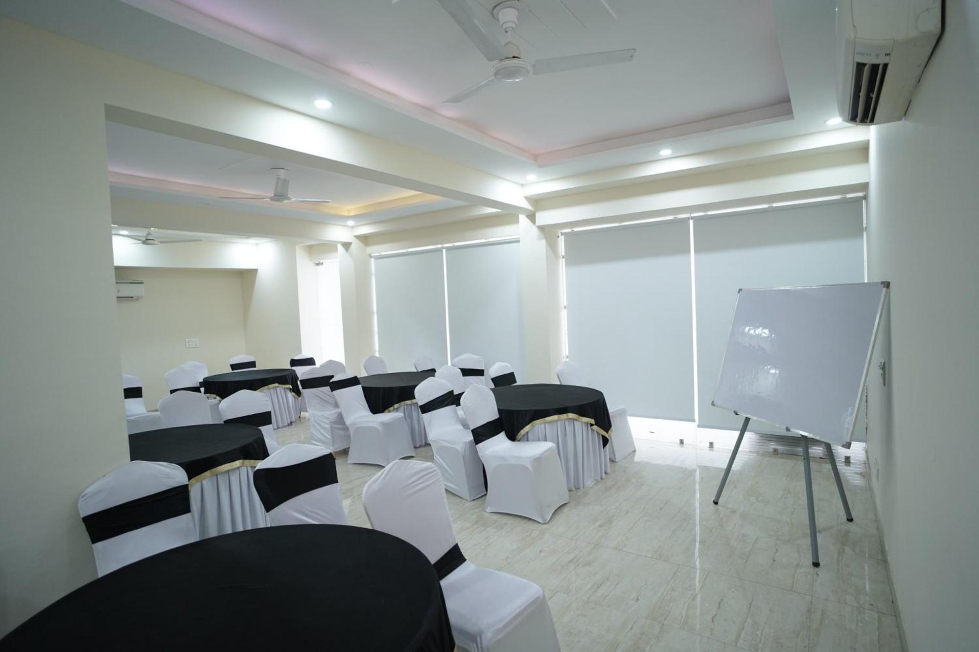 Hotel The Luxe 18 - Golf Course Road Gurgaon Dış mekan fotoğraf